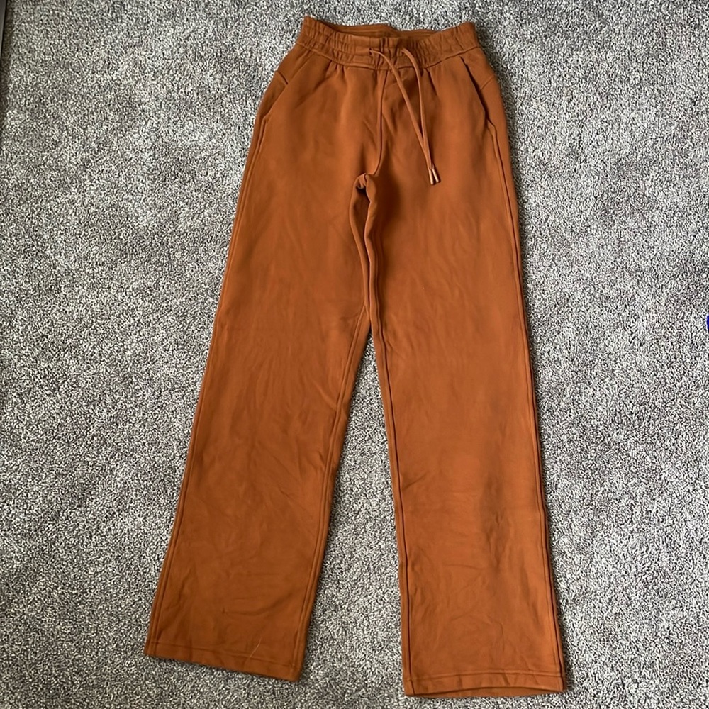 Lululemon Loungeful Straight Leg Pant. Size 2. Worn twice. Excellent condition.